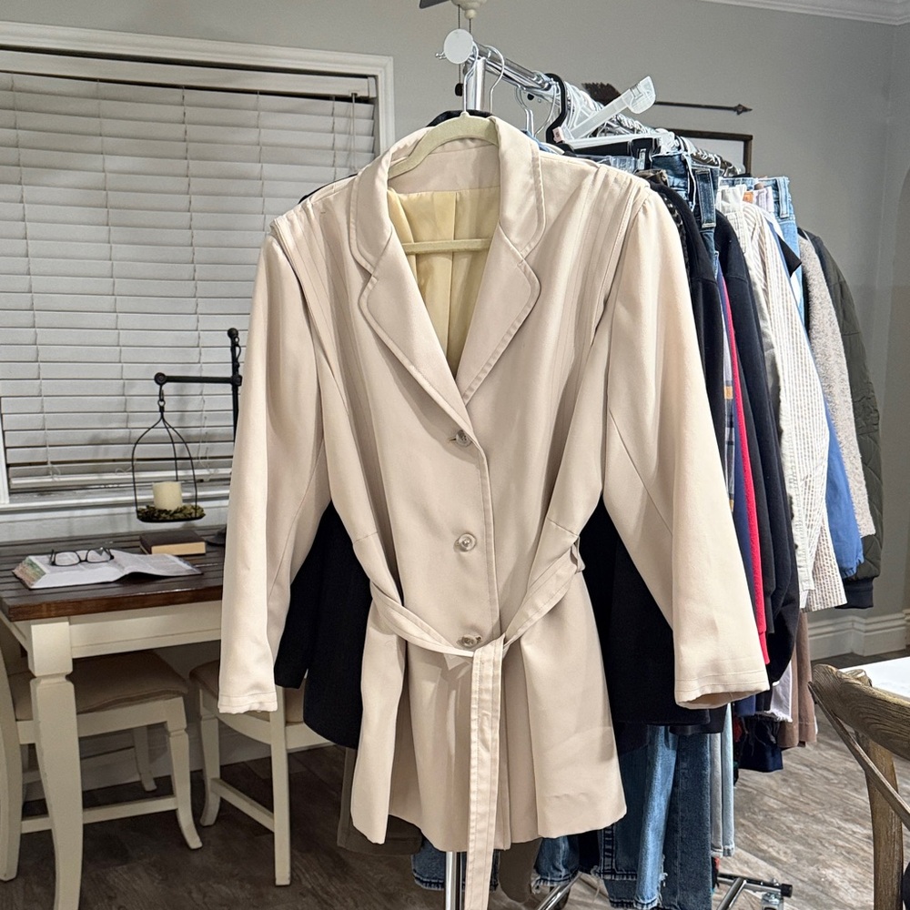 Elegant Cream Women's Jacket, size tag torn off, but purchased as a medium